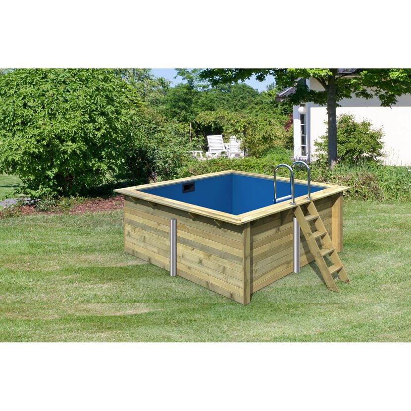 Quadratischer Holzpool mit blauer Innenfolie und Leiter