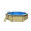 Achteckiger Holzpool mit blauer Innenfolie und Leiter.