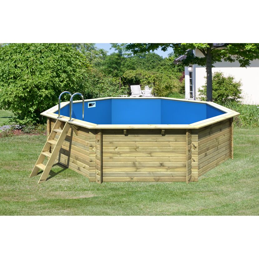 Achteckiger Holzpool mit blauer Innenhülle und Leiter.