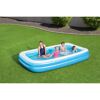 Vier Kinder planschen im aufblasbaren Pool.
