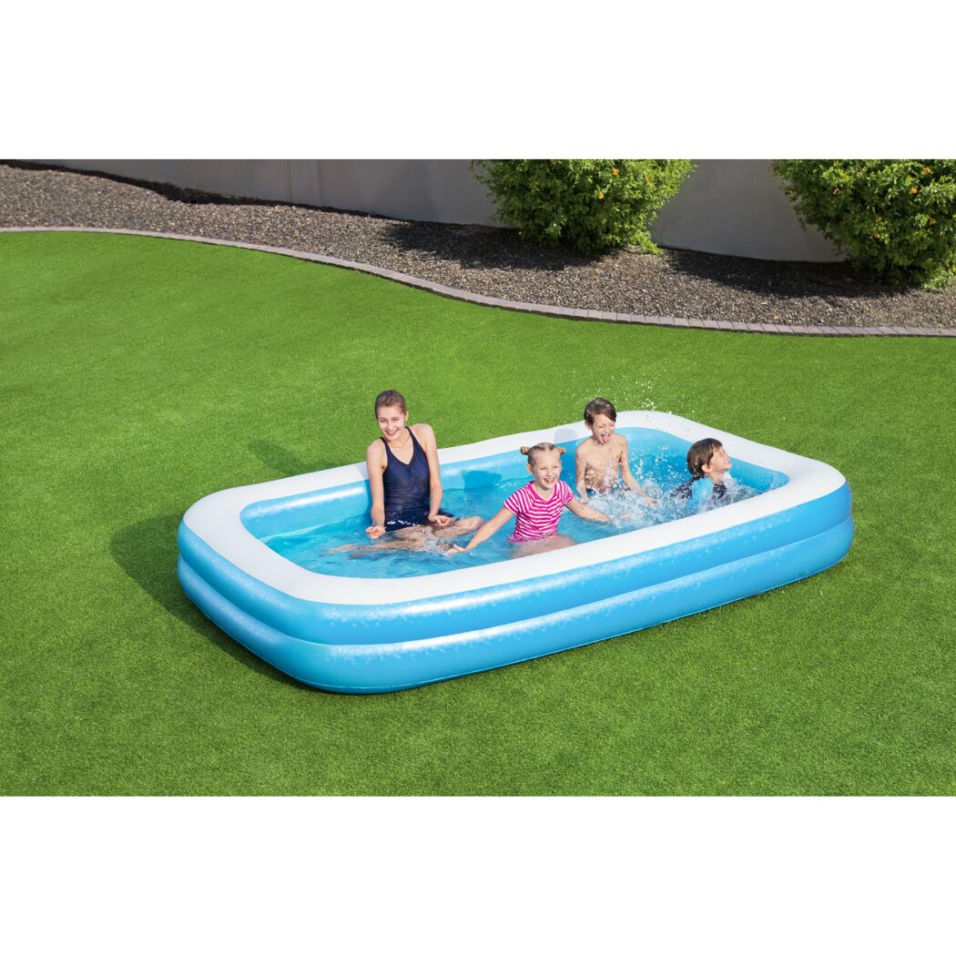 Vier Kinder planschen im aufblasbaren Pool.