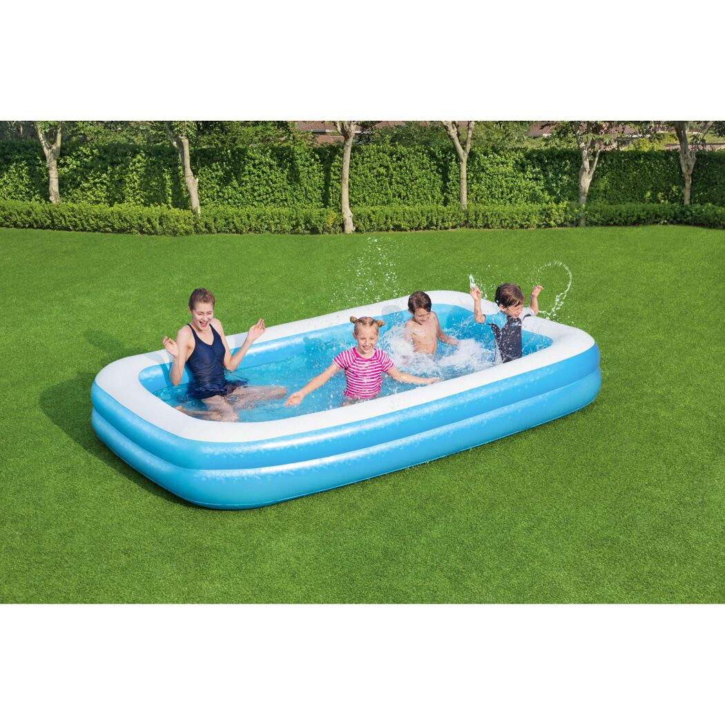 Kinder spielen im aufblasbaren Pool.