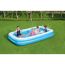 Kinder spielen im aufblasbaren Pool.