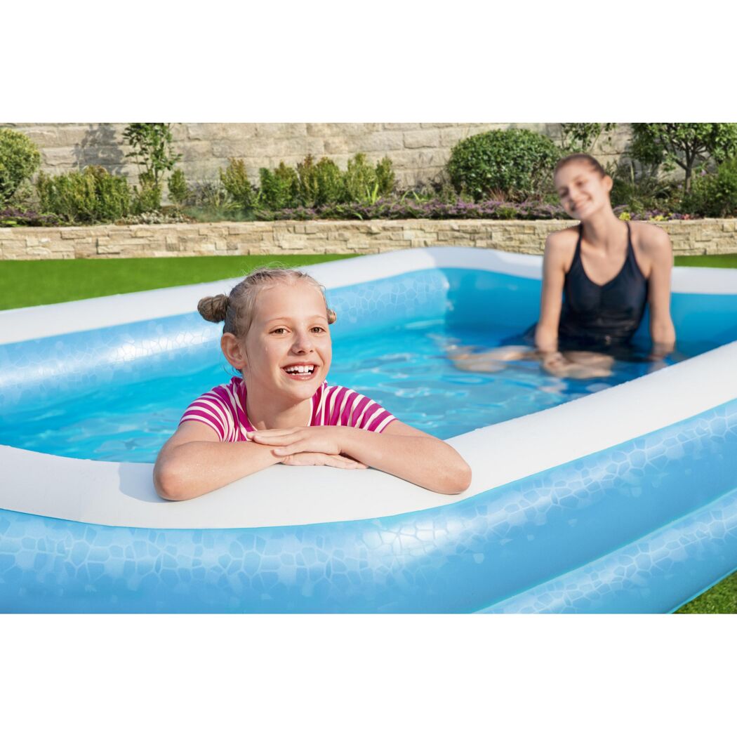 Zwei Personen in einem blauen aufblasbaren Pool