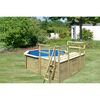Achteckiger Holzpool mit Holzdeck und Leiter.