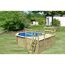 Achteckiger Holzpool mit Holzdeck und Leiter.