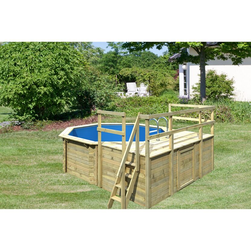 Achteckiger Holzpool mit Holzdeck und Leiter.
