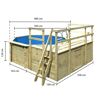 Achteckiger Holzpool mit Holzpodest und Leiter.