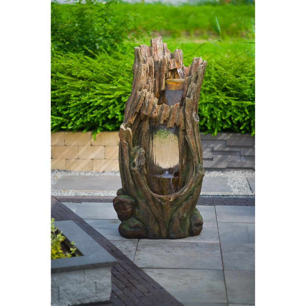 Dekorativer Gartenbrunnen in Baumstamm-Optik mit Wasserfall