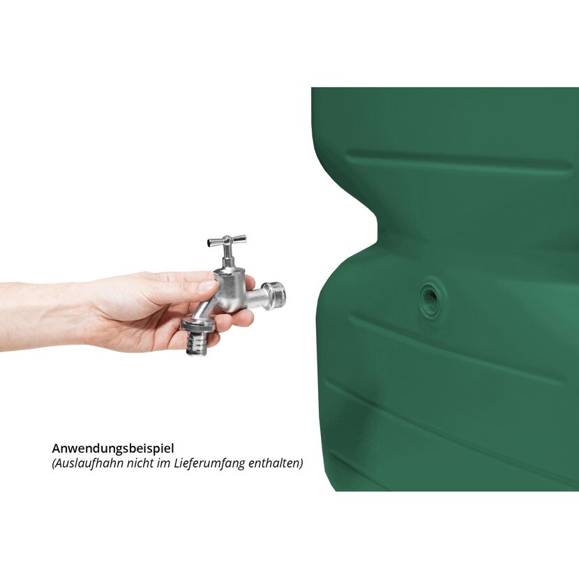Person hält einen Wasserhahn neben einen grünen Wassertank