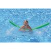 Kind mit zwei grünen Poolnudeln im Pool