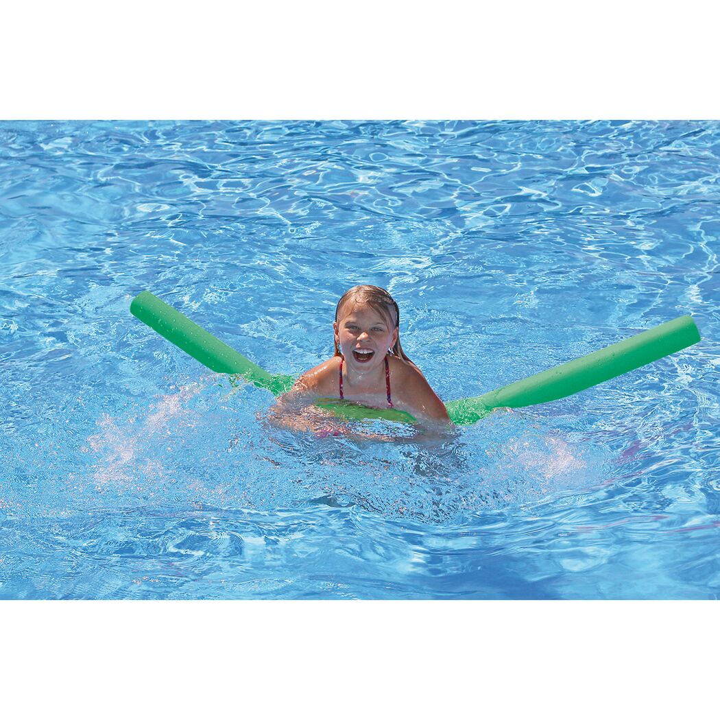Kind mit zwei grünen Poolnudeln im Pool