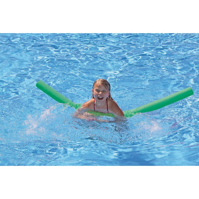 Kind mit zwei grünen Poolnudeln im Pool