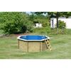 Achteckiger Holzpool mit blauer Innenfolie und Leiter