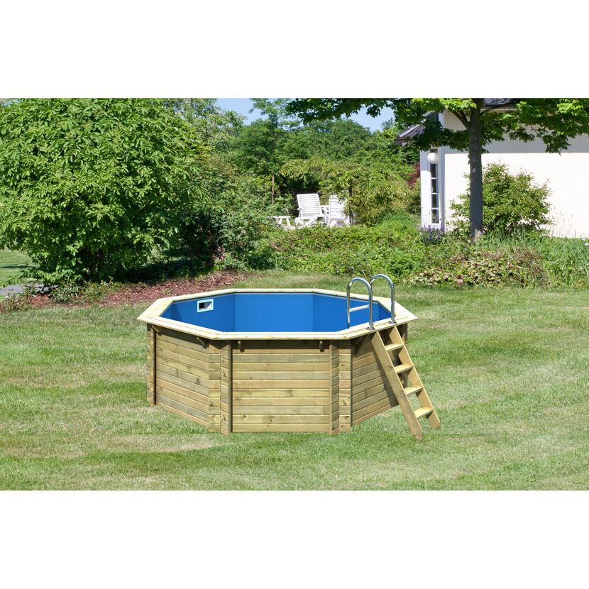 Achteckiger Holzpool mit blauer Innenfolie und Leiter