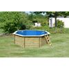 Achteckiger Holzpool mit blauer Innenfolie und Leiter.
