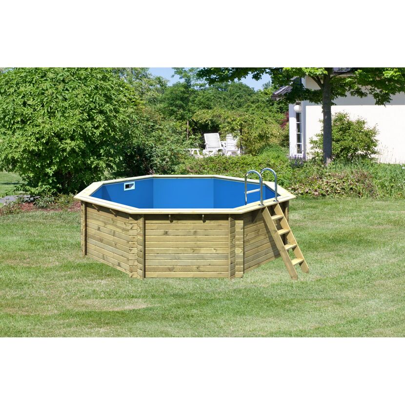 Achteckiger Holzpool mit blauer Innenfolie und Leiter.