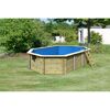 Achteckiger Holzpool mit blauer Innenhülle und Leiter.