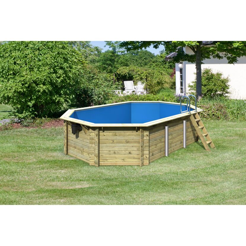 Achteckiger Holzpool mit blauer Innenhülle und Leiter.