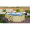 Achteckiger Holzpool mit Leiter und Ball