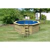 Achteckiger Holzpool mit blauer Innenfolie und Leiter.