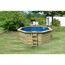 Achteckiger Holzpool mit blauer Innenfolie und Leiter.