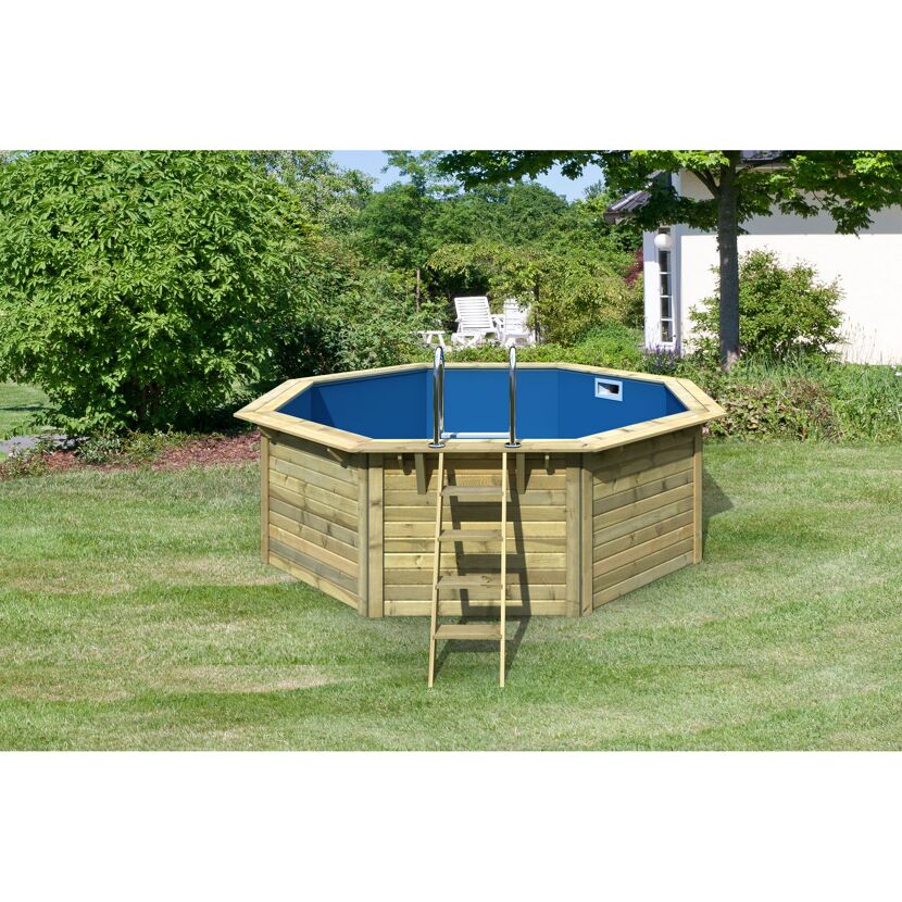 Achteckiger Holzpool mit blauer Innenfolie und Leiter.