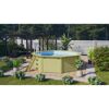Achteckiger Holzpool im Garten mit Leiter