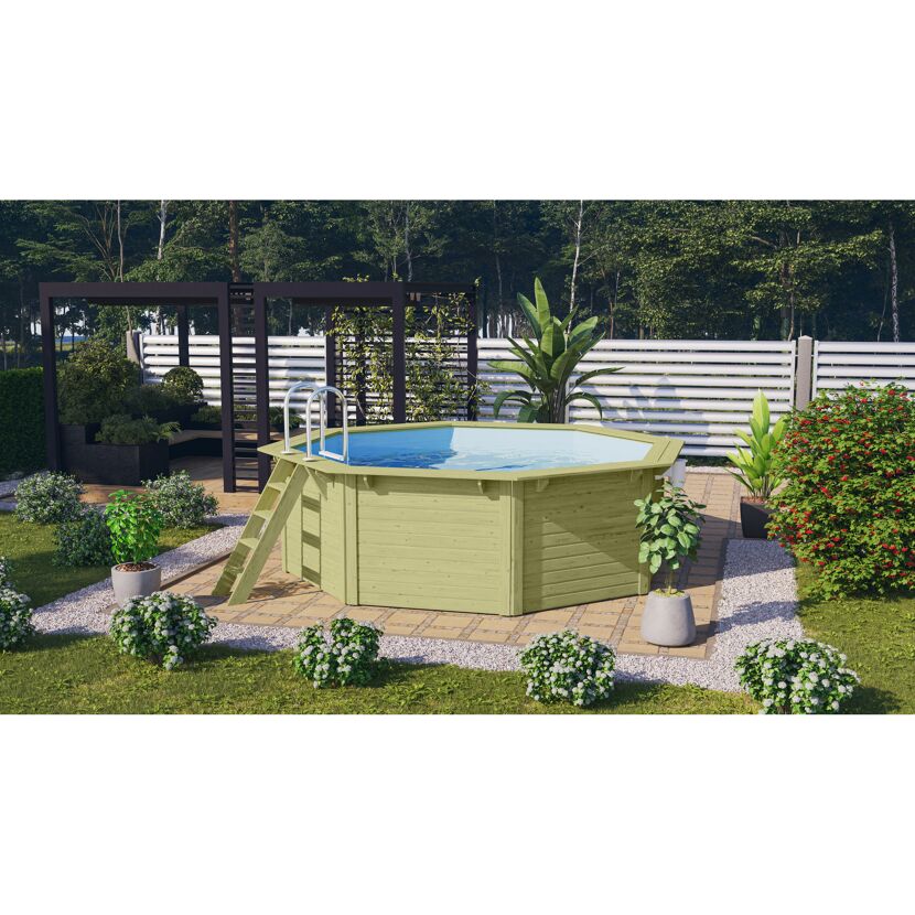 Achteckiger Holzpool im Garten mit Leiter