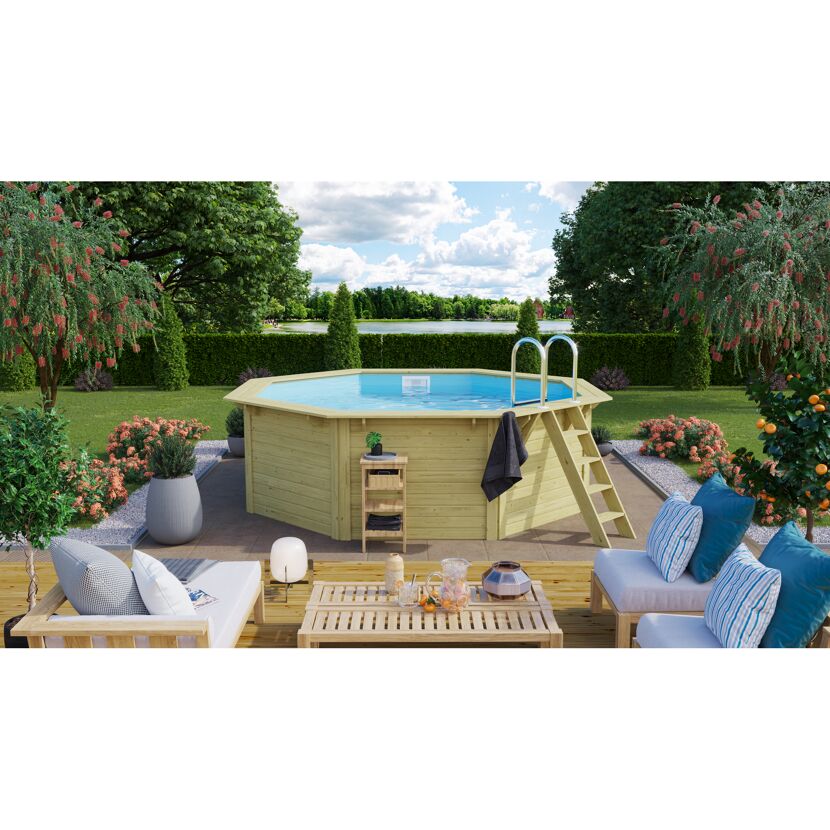 Achteckiger Holzpool im Garten mit Sitzecke