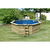 Achteckiger Holzpool mit blauer Innenfolie und Leiter.