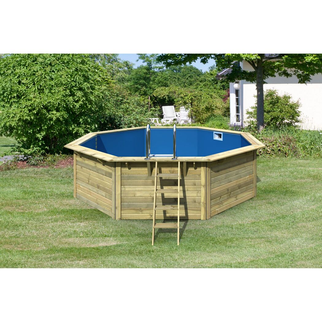 Achteckiger Holzpool mit blauer Innenfolie und Leiter.