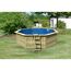 Achteckiger Holzpool mit blauer Innenfolie und Leiter.