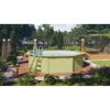Achteckiger Gartenpool aus Holz mit Leiter.