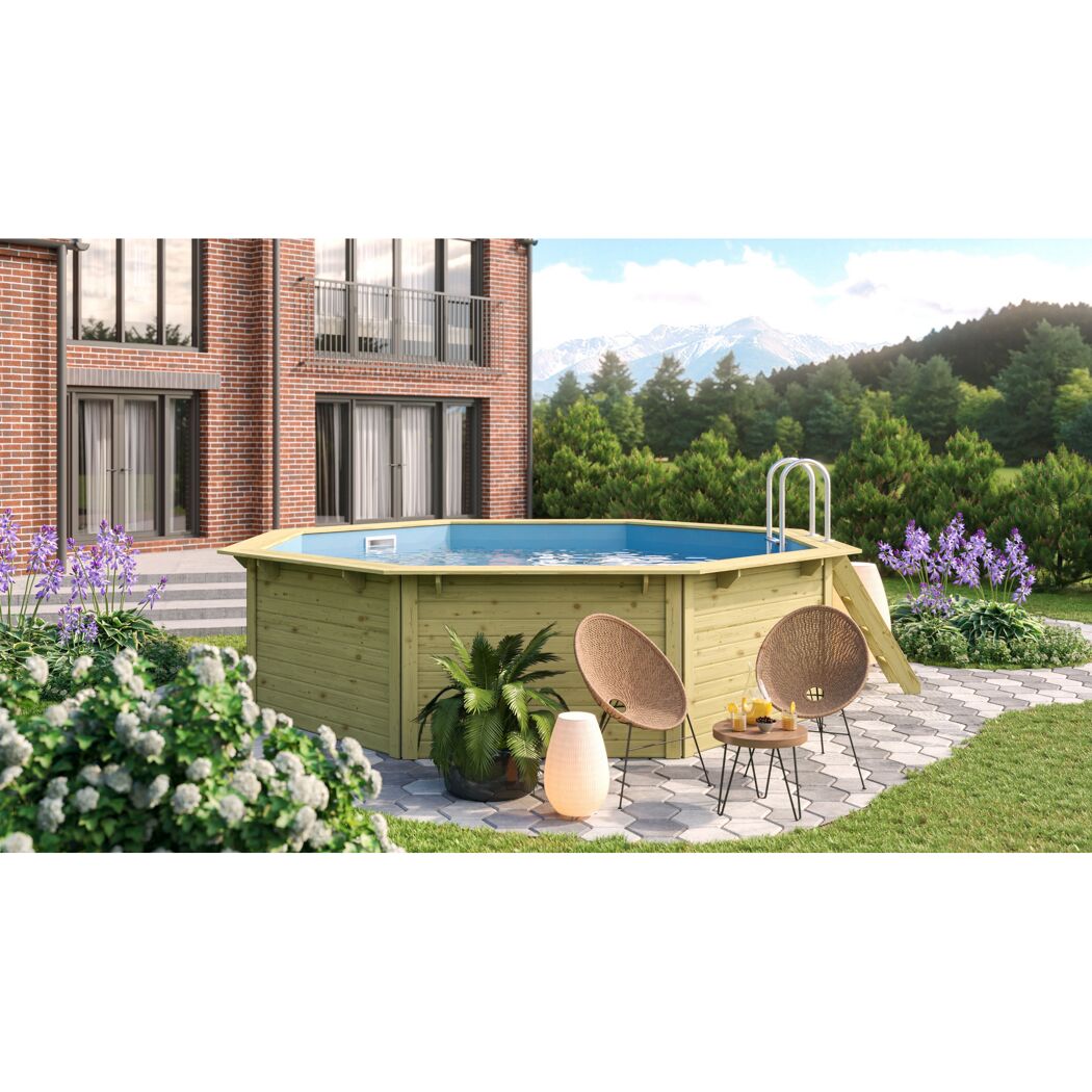 Achteckiger Holzpool im Garten