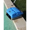 Poolroboter Orca 300 wird mit einem Haken aus dem Pool gehoben.
