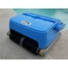 Blauer Poolroboter Orca 300 am Beckenrand