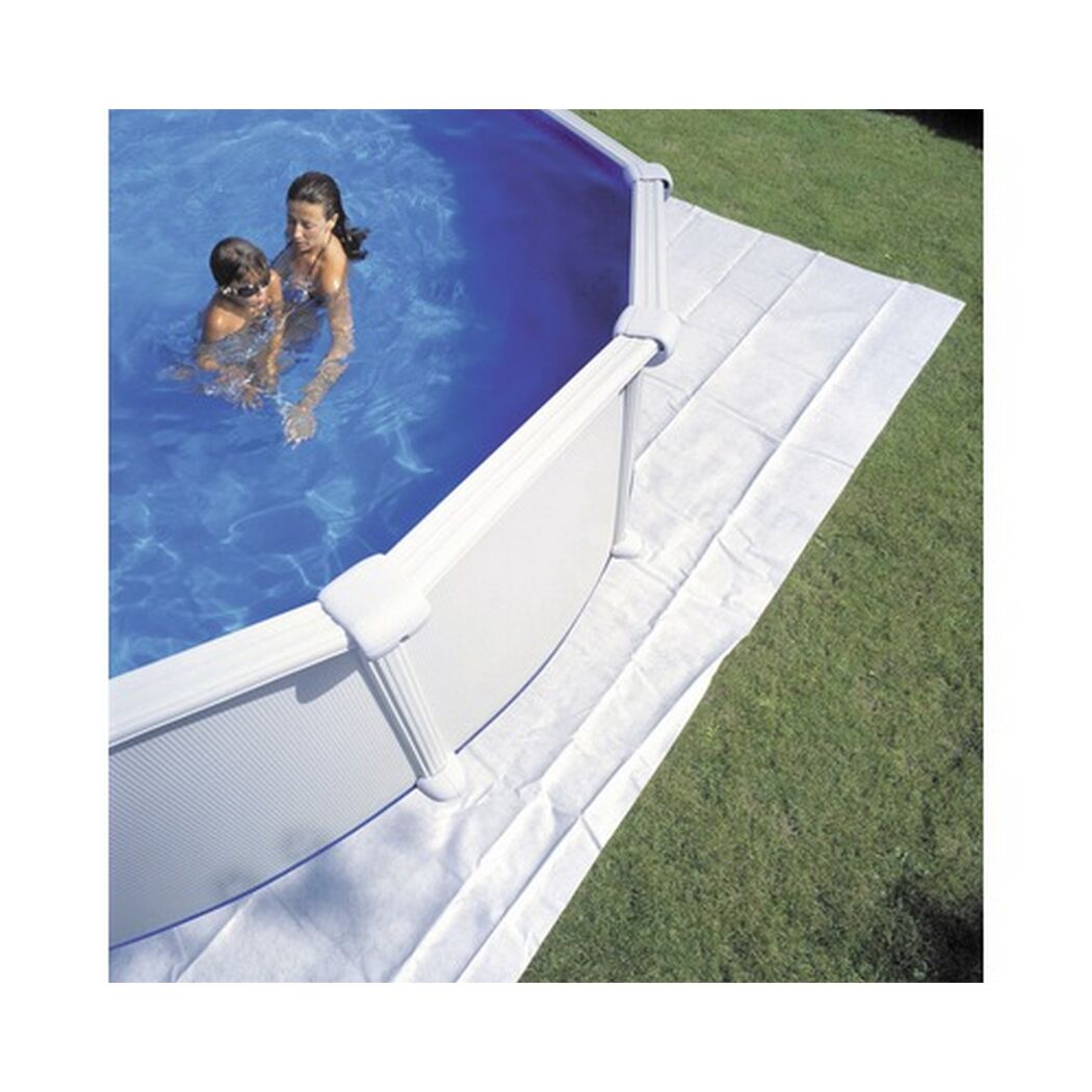 Zwei Personen im Aufstellpool mit Bodenschutzvlies