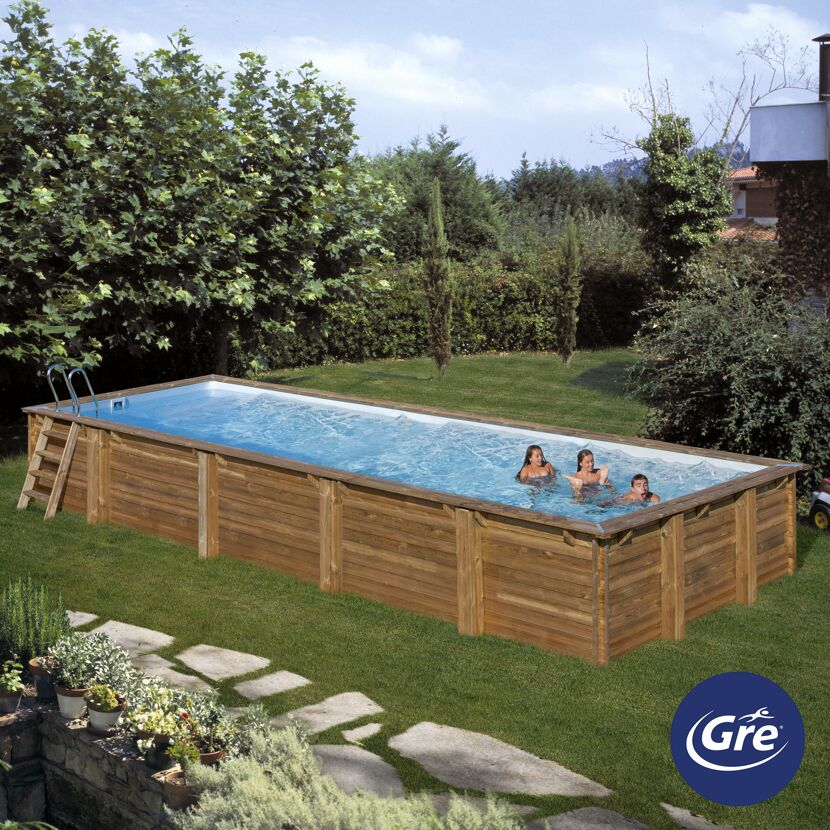 Drei Personen in einem GRE Holzpool