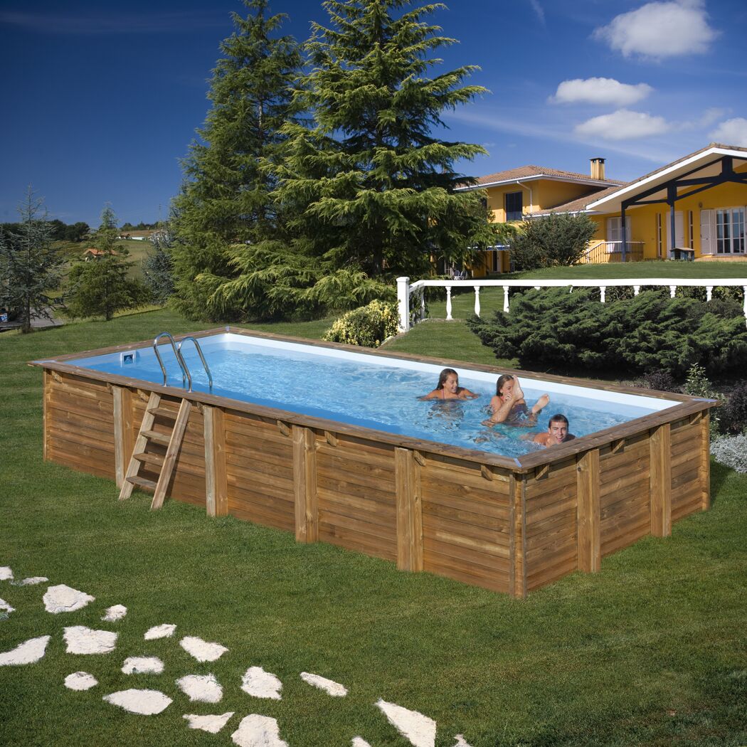 Drei Personen in einem BRAFA Echtholzpool