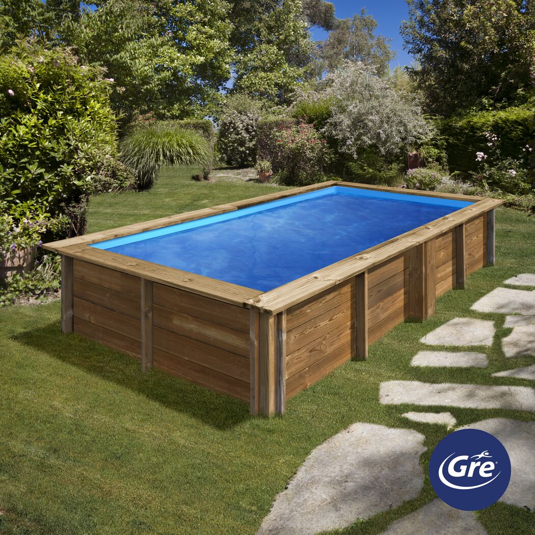 Rechteckiger Holzpool im Garten