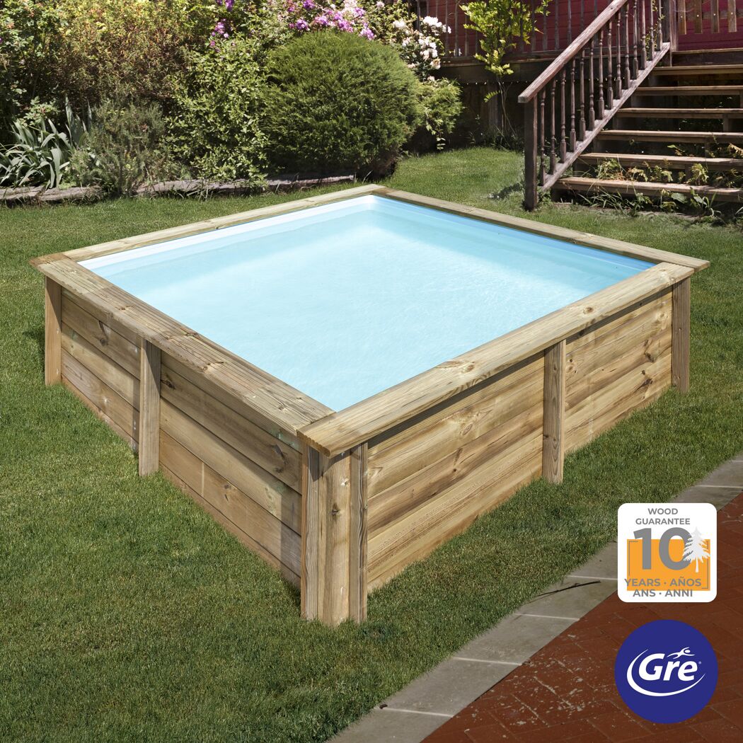 Quadratischer Holzpool im Garten