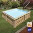 Quadratischer Holzpool im Garten