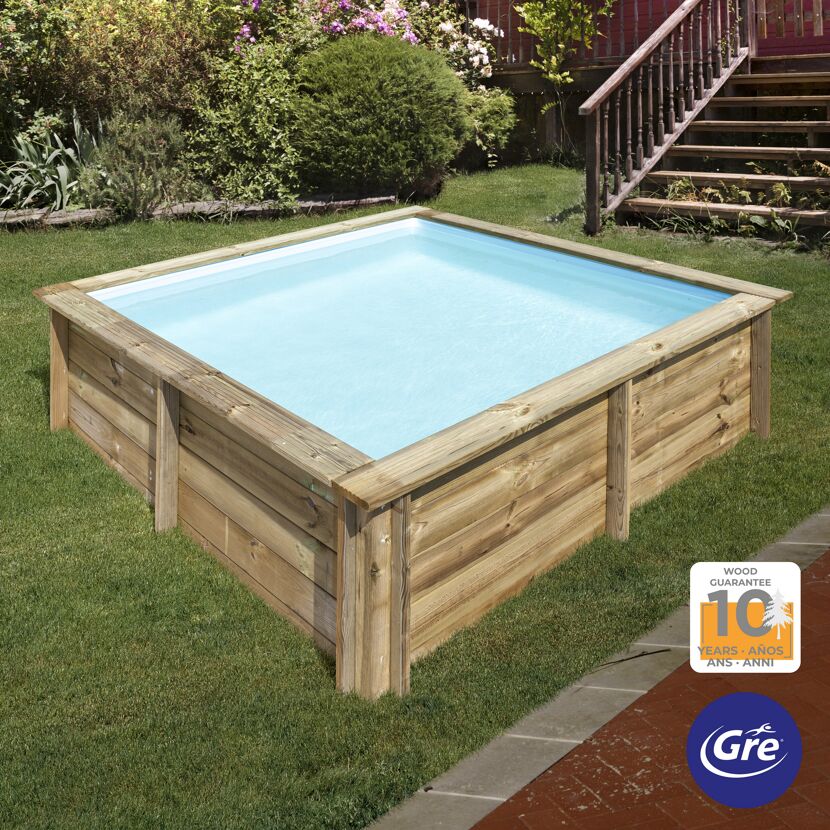 Quadratischer Holzpool im Garten