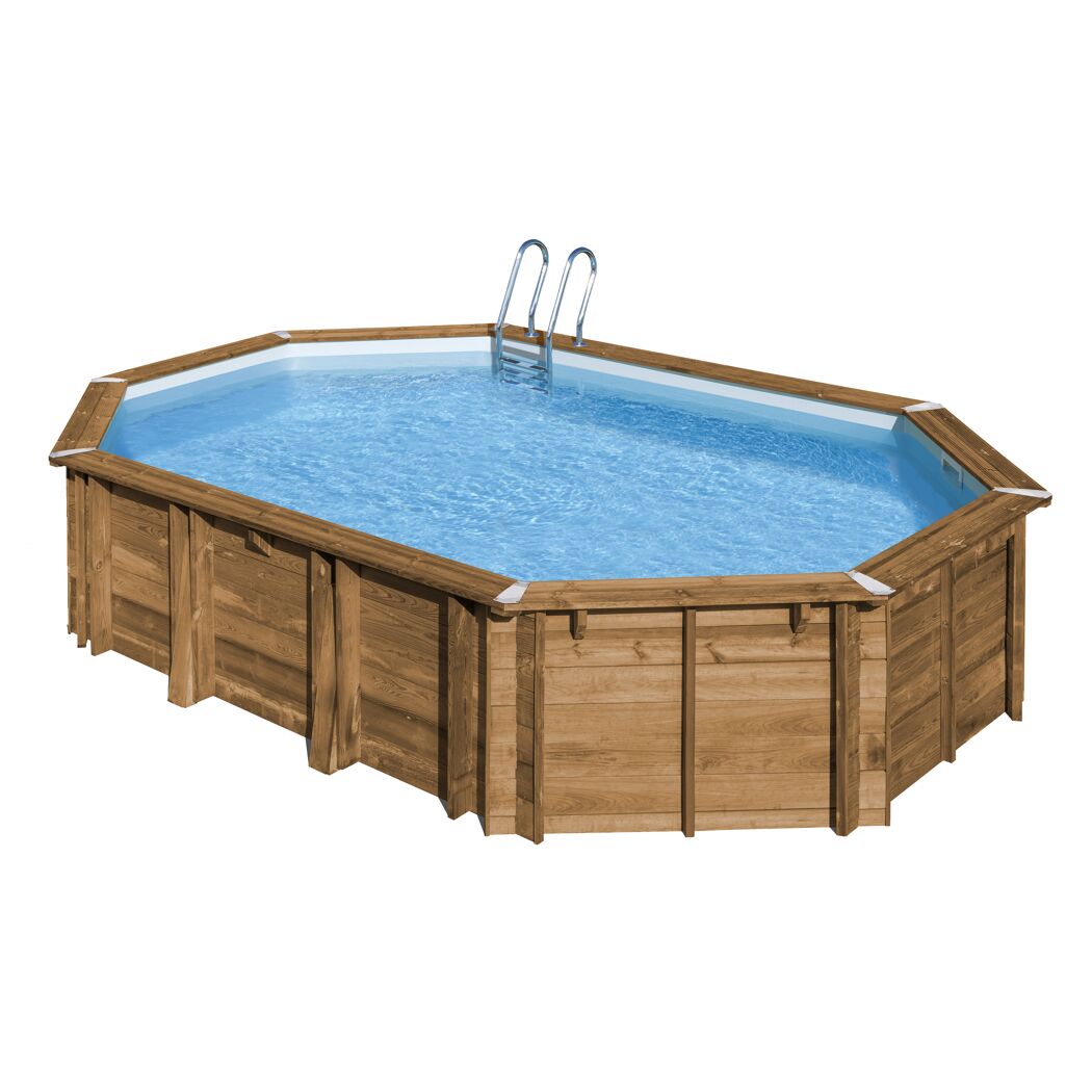 Achteckiger Holzpool mit blauer Folie und Leiter.