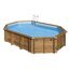 Achteckiger Holzpool mit blauer Folie und Leiter.