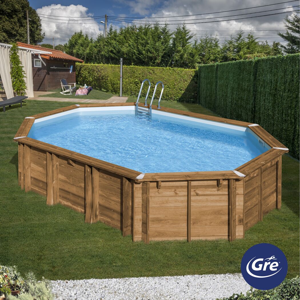 Achteckiger Holzpool mit blauer Innenhülle und Leiter