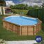 Achteckiger Holzpool mit blauer Innenhülle und Leiter