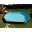 Achteckiger Holzpool mit blauer Folie