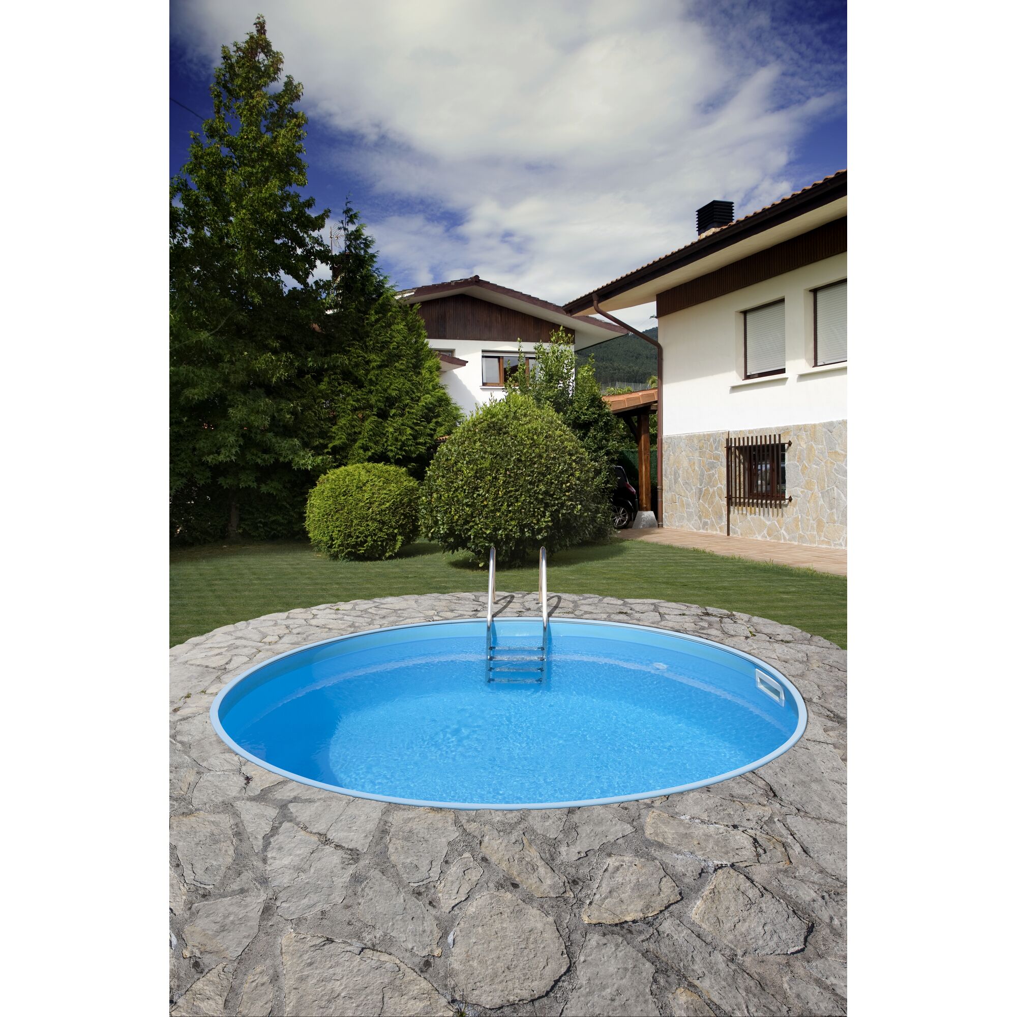 Runder blauer Stahlwandpool mit Leiter im Garten